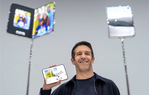 “迟到”、“抄作业”、折痕，有关折叠屏iPhone，苹果CEO特努斯回应一切